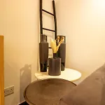 Floor Gem: 3br, Huge Veranda Apartament *