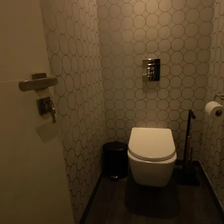 Floor Gem: 3br, Huge Veranda Apartment *