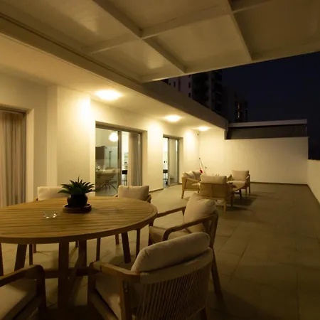 Floor Gem: 3br, Huge Veranda