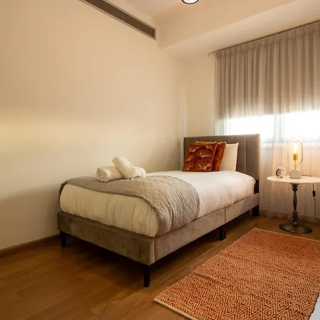 Apartment Floor Gem: 3br, Huge Veranda