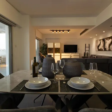 Floor Gem: 3br, Huge Veranda Apartment *