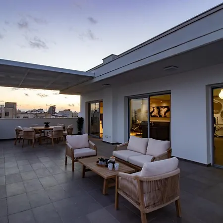 Floor Gem: 3br, Huge Veranda *