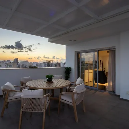 Apartment Floor Gem: 3br, Huge Veranda