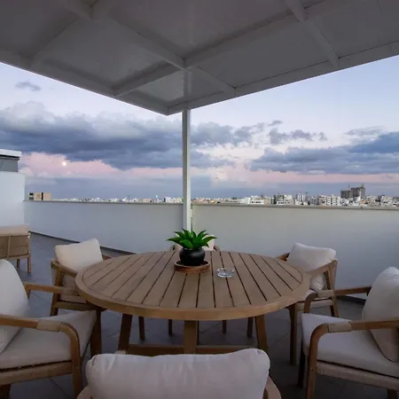 Floor Gem: 3br, Huge Veranda Apartment *