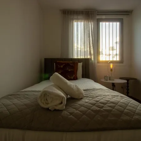 Floor Gem: 3br, Huge Veranda Apartment *