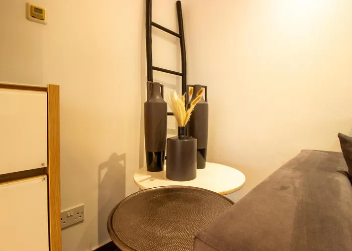 Floor Gem: 3br, Huge Veranda Apartment *