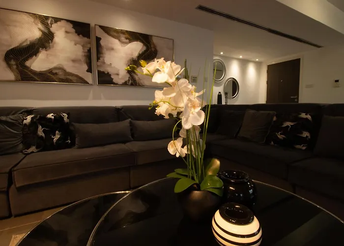 Floor Gem: 3br, Huge Veranda Apartment