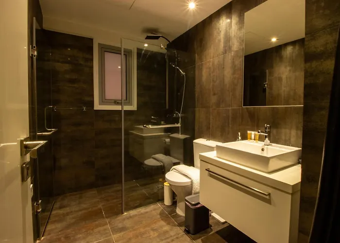 Apartment Floor Gem: 3br, Huge Veranda