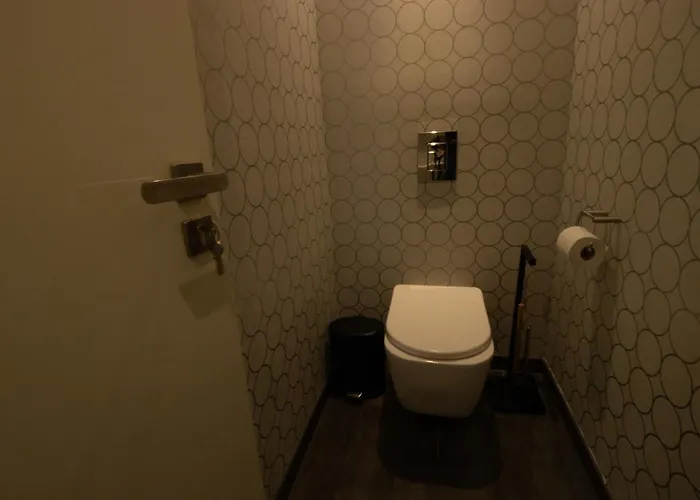 Floor Gem: 3br, Huge Veranda Apartment *