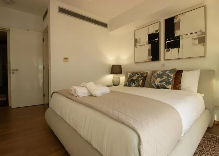 Floor Gem: 3br, Huge Veranda *