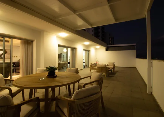 Floor Gem: 3br, Huge Veranda