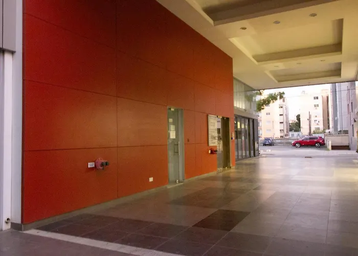 Floor Gem: 3br, Huge Veranda Apartment *