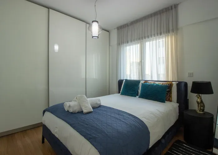 Floor Gem: 3br, Huge Veranda