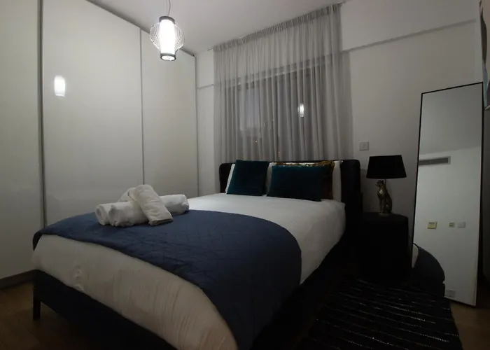 Apartment Floor Gem: 3br, Huge Veranda *