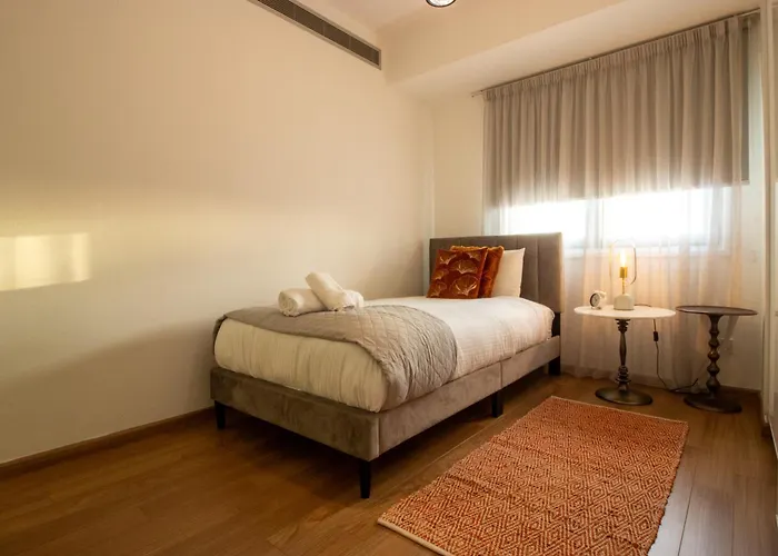 Apartment Floor Gem: 3br, Huge Veranda