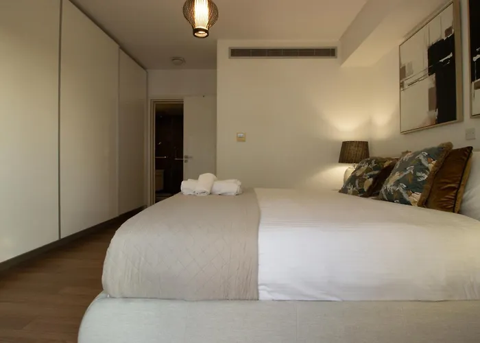 Floor Gem: 3br, Huge Veranda *