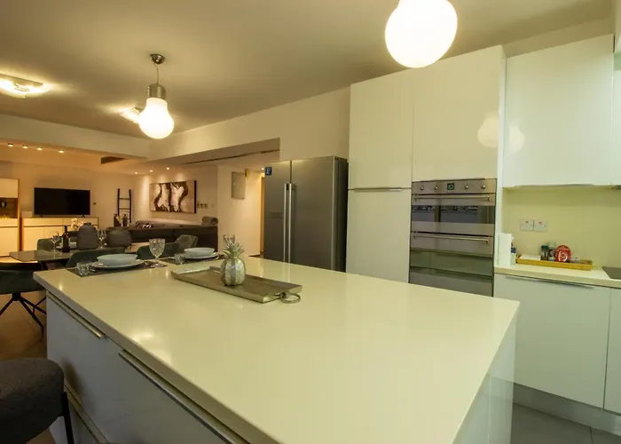 Floor Gem: 3br, Huge Veranda * Nicosia