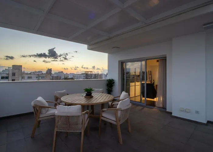 Apartment Floor Gem: 3br, Huge Veranda