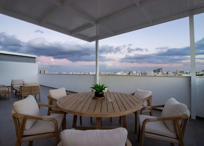 Floor Gem: 3br, Huge Veranda Apartment *