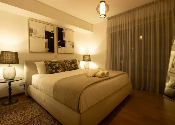 Apartment Floor Gem: 3br, Huge Veranda