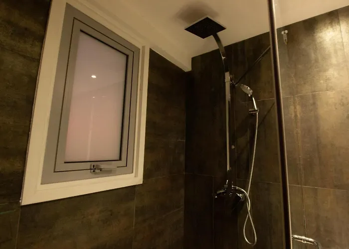 Apartment Floor Gem: 3br, Huge Veranda *