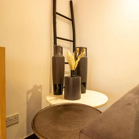 Floor Gem: 3br, Huge Veranda Apartment *