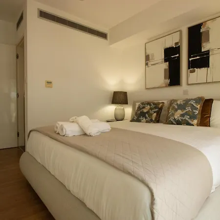 Floor Gem: 3br, Huge Veranda *