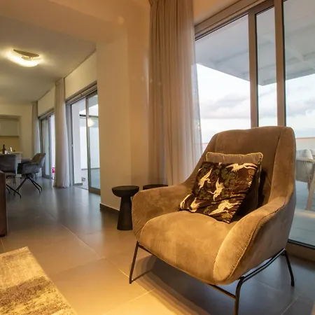 Floor Gem: 3br, Huge Veranda Apartment *