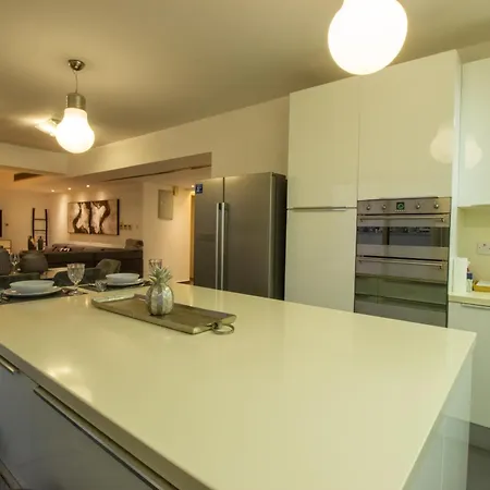 Floor Gem: 3br, Huge Veranda * Nicosia