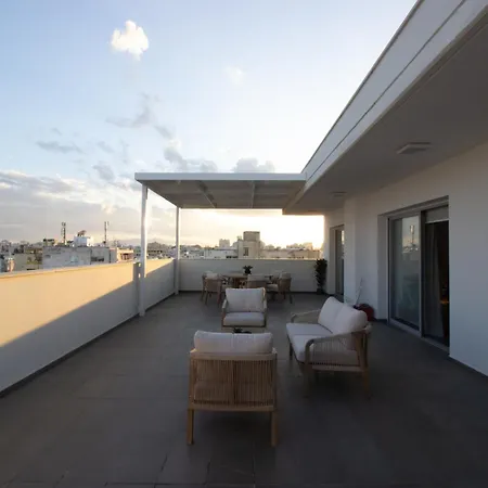 Floor Gem: 3br, Huge Veranda Apartment